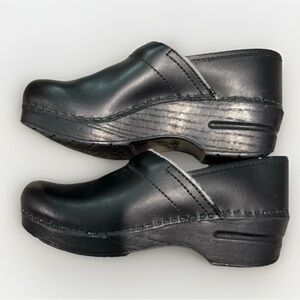 DANSKO 37 Black Leather Clogs